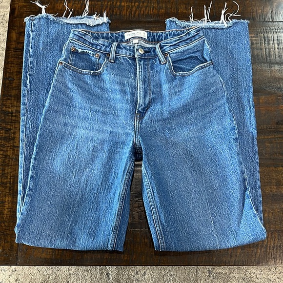 Abercrombie Jeans Curve Love 90s Relaxed Medium Wash Raw hem Worn twice like new - Picture 2 of 9